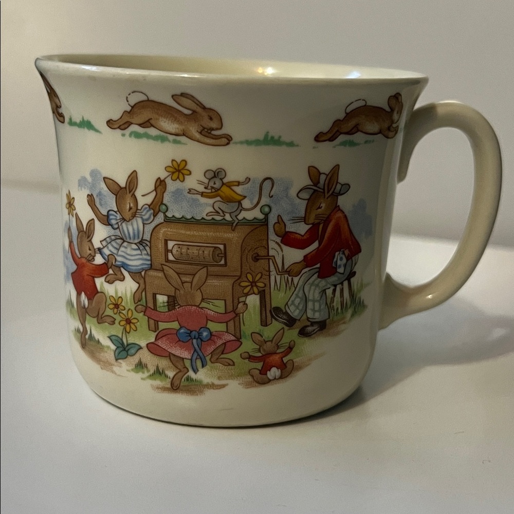 Royal Doulton Bunnykins 1936 Mug-  Father Dad & Children playing‎ piano EUC